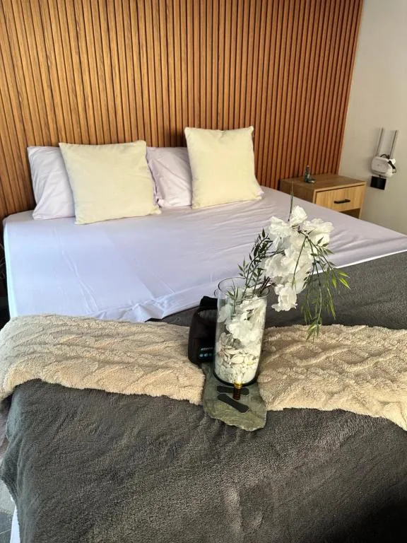 Interior de una cabaña en Hotel Onsen: cama doble, madera y piedra